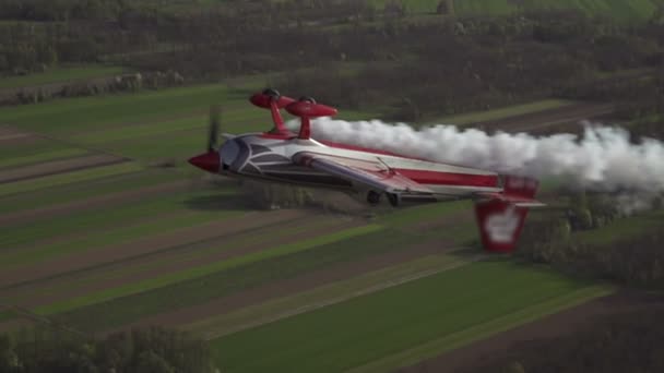 Aerobatic flygplan upp och ner — Stockvideo