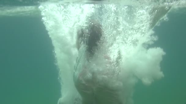 물으로 점프 하는 남자 — 비디오