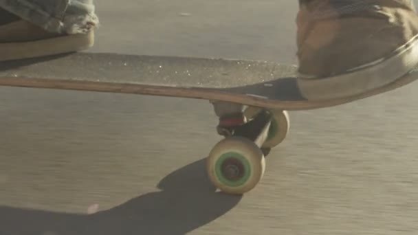 Close-up skateboarding — Stock Video