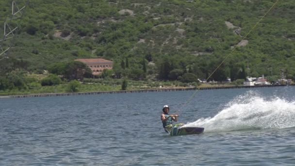 Profesyonel wakeboarder yüksek atlar — Stok video