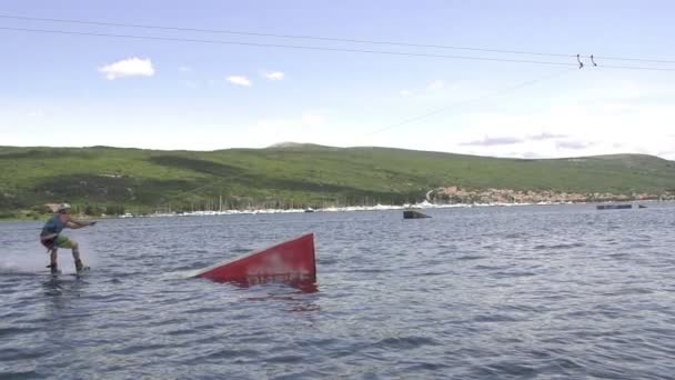 Wakeboarder стрибків — стокове відео