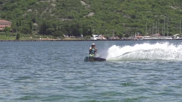 Young wakeboarder jumping — Stock Video