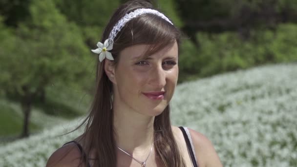 Улыбающаяся женщина на цветочном поле — стоковое видео