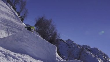 snowboard atlar üzerinde kicker