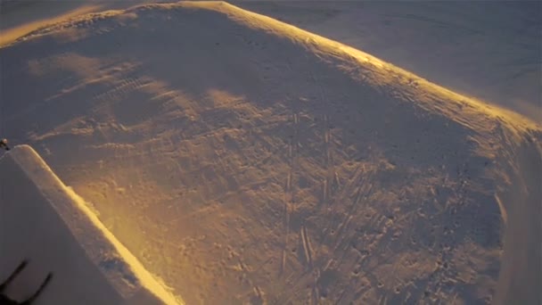 Skier sautant par-dessus un kicker 