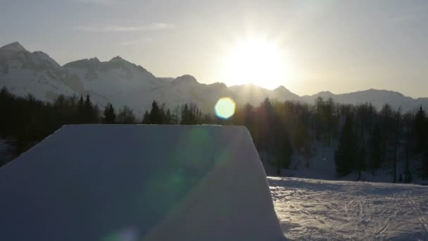 Freestyle-Skifahrer springt über einen Kicker — Stockvideo