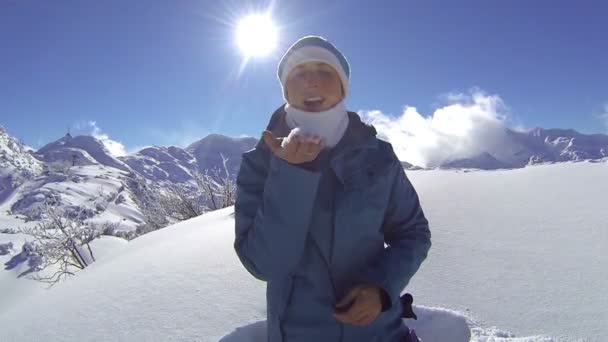 Mujer sopla nieve — Vídeos de Stock