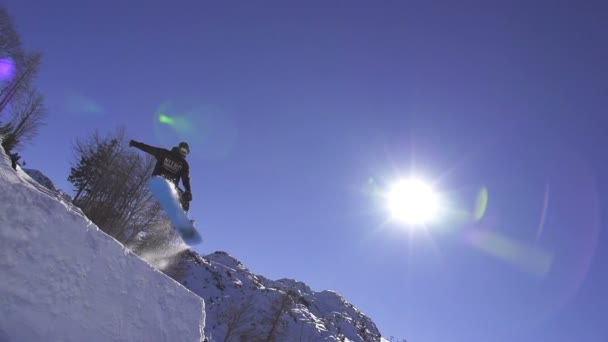 Snowboarder salta sobre kicker — Vídeo de Stock