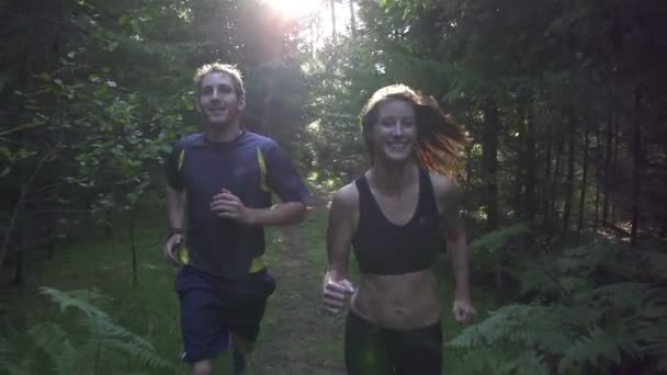 Paar joggt durch den Wald