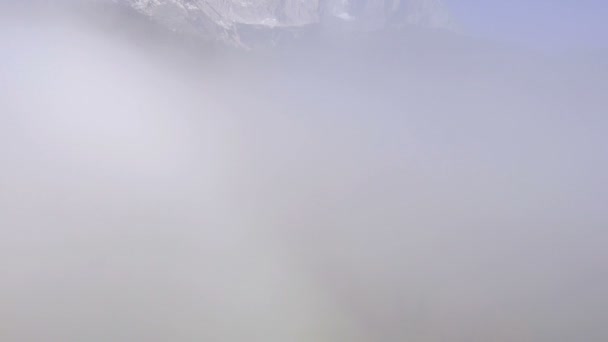 Mist richting de bergen — Stockvideo