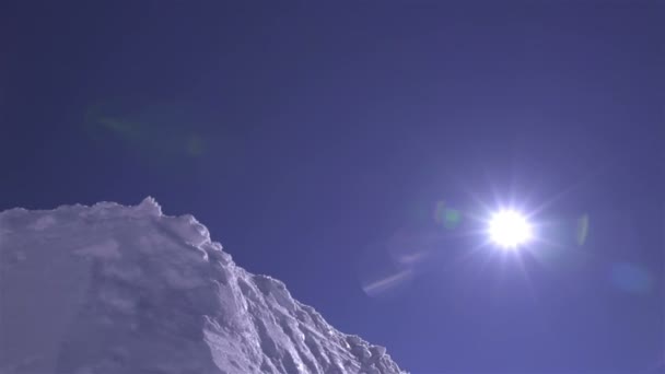 Snowboarder salta el pateador — Vídeo de stock