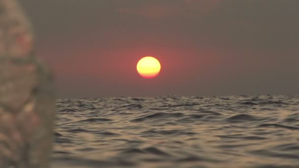 Море брызжет на закате — стоковое видео