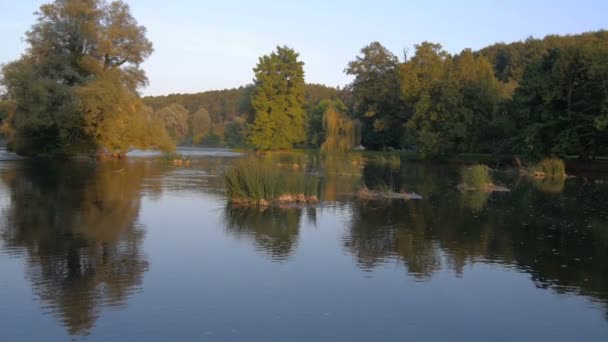 Château sur une île dans la rivière — Video