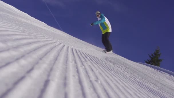 Snowboarder rocía nieve — Vídeo de stock