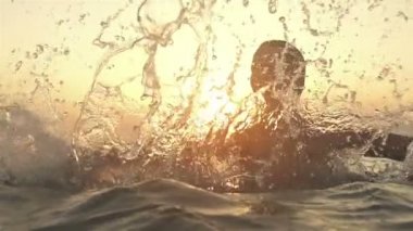 su ile oynayan kadın