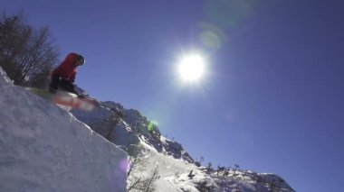 Güneşin atlama snowboarder