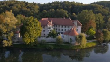 nehir kıyısında kale