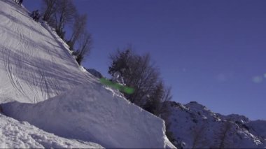 snowboard atlar üzerinde kicker