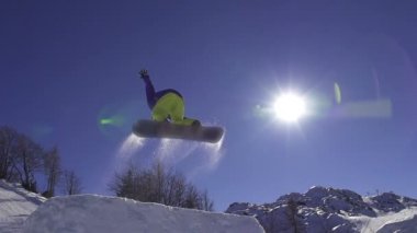 Güneşin atlama snowboarder