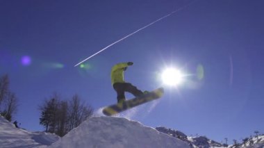 snowboard atlar üzerinde kicker
