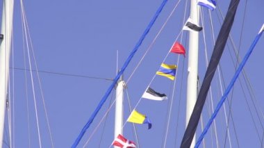 yelkenli tekne çokuluslu bayrakları