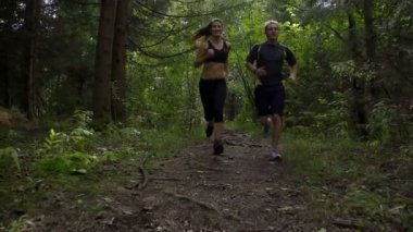 ormanda koşu Çift