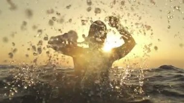 kadın kamera sıçramasına suya