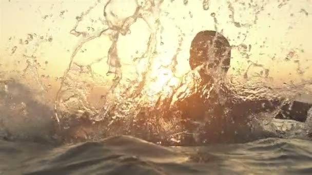 玩水的女人 — 图库视频影像