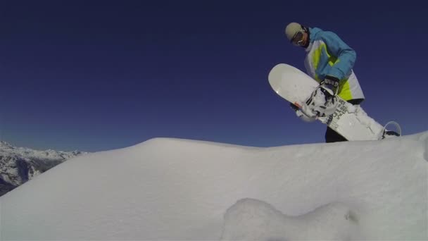 Snowboarder bereikt top — Stockvideo