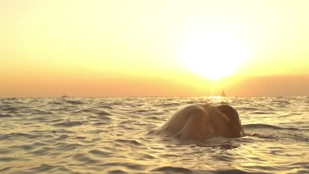 Woman splashes water with her hair — Stock Video