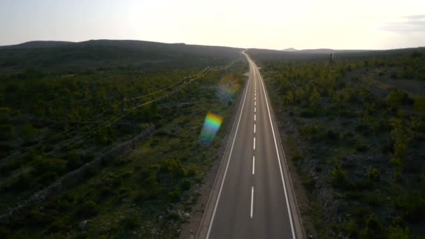 Estrada vazia através da paisagem verde — Vídeo de Stock