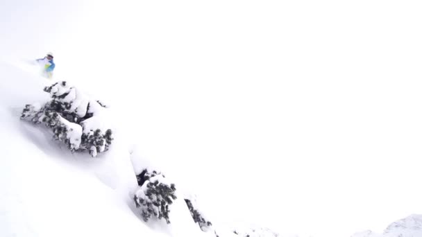 Snowboarder saltando — Vídeo de stock