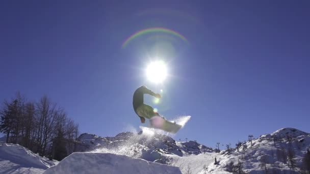 Сноубордист прыгает через солнце — стоковое видео