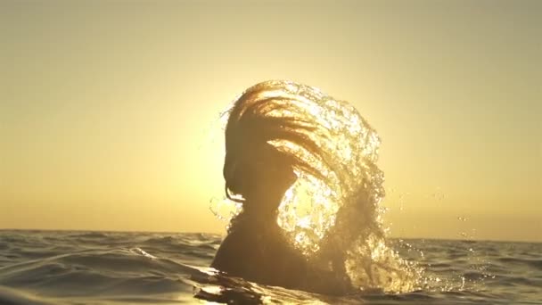 Γυναίκα καταβρέχει το νερό με τα μαλλιά της — Αρχείο Βίντεο