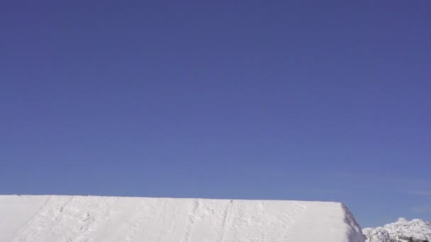 Snowboarder pulverização de neve — Vídeo de Stock