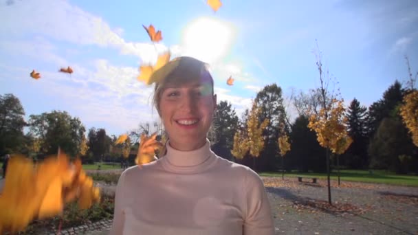 女性の葉を投げ — ストック動画