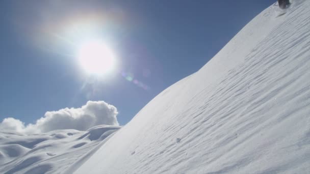 Snowboarder paseos pasar la cámara — Vídeo de stock
