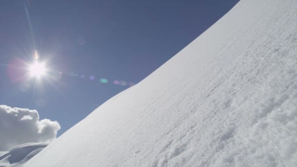 Рука сноубордиста — стоковое видео