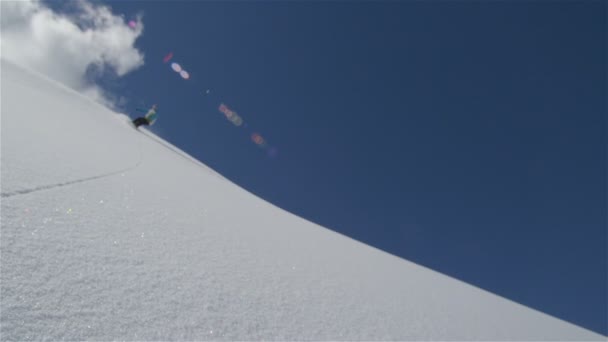 Snowboarder rides powder — Stock Video