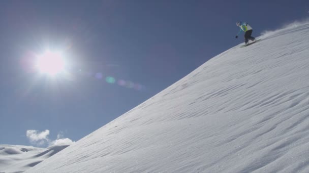 snowboardista jezdecké prachový sníh
