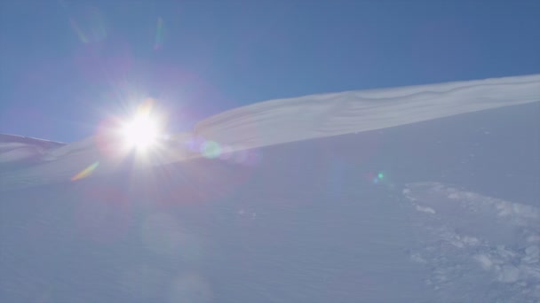 Snowboarder jumping over the cliff — Stock Video