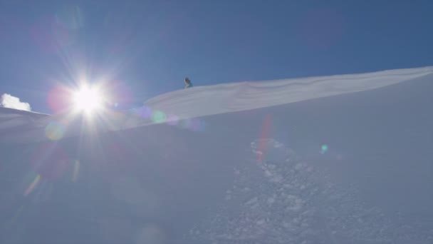 Snowboarder jumps over the cliff — Stock Video