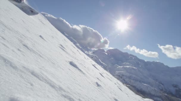 Snowboarder επιβίβαση σε φρέσκο χιόνι — Αρχείο Βίντεο