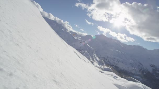 Cheerful snowboarder carving — Stock Video