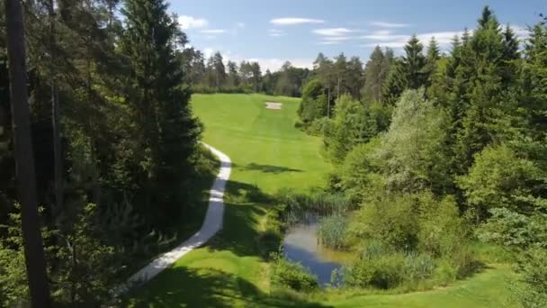 Campo de golf soleado — Vídeos de Stock