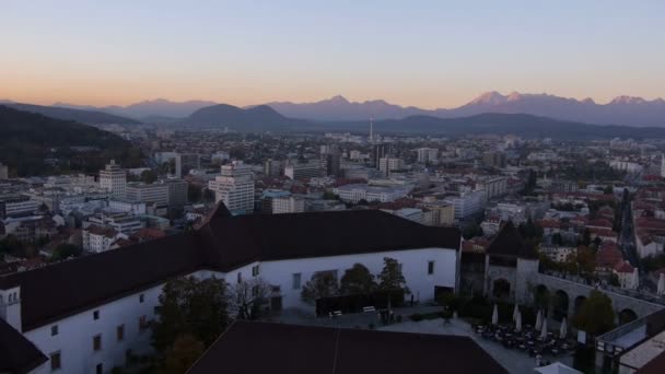 Gün batımında büyük şehir — Stok video
