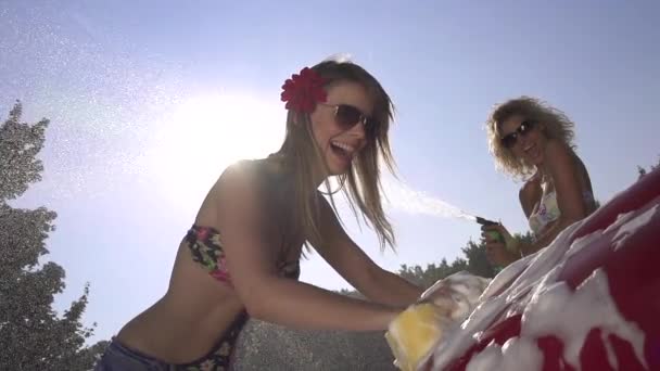 Les filles en bikinis lavage de voiture — Video