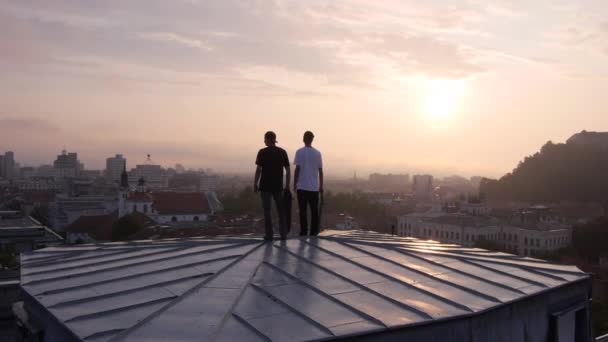 Skateboarderi pe acoperiș — Videoclip de stoc