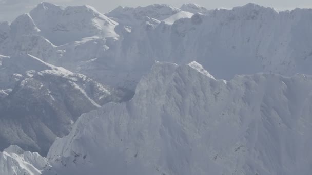 Montañas nevadas — Vídeos de Stock