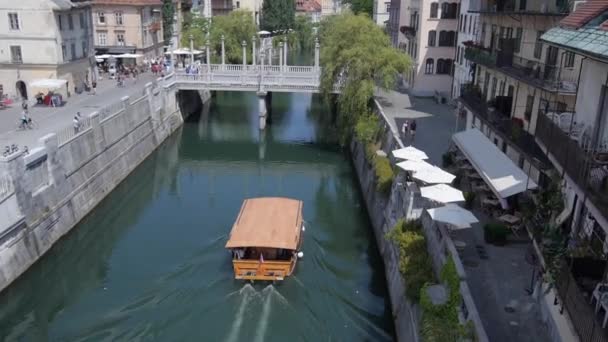 Crucero en barco en río — Vídeo de stock